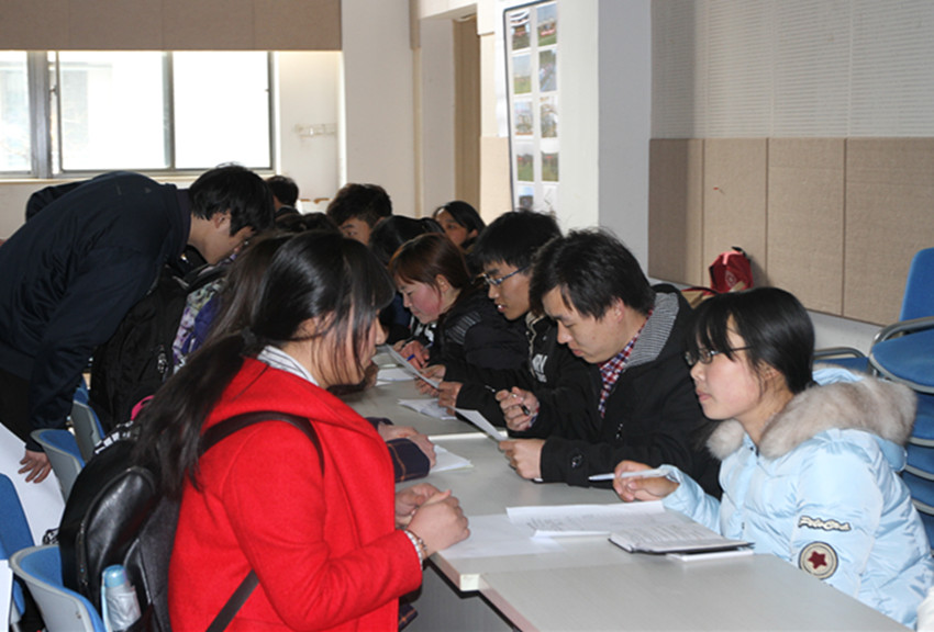 我校2016年春季校内勤工助学专场招聘会顺利举行