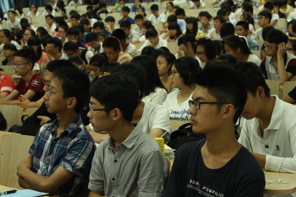 我校举行2015年学生资助政策宣讲会
