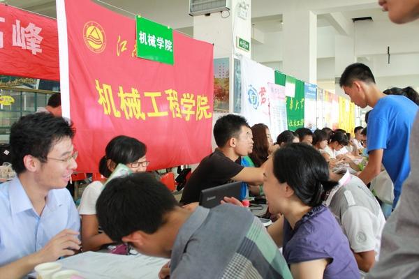 丹桂飘香迎学子 贴心服务暖人心——江南大学喜迎2013级本科新生入学